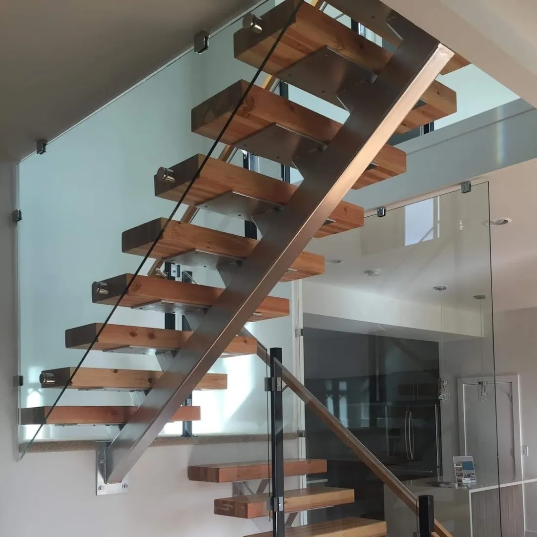 Single stringer (single beam) steel staircase